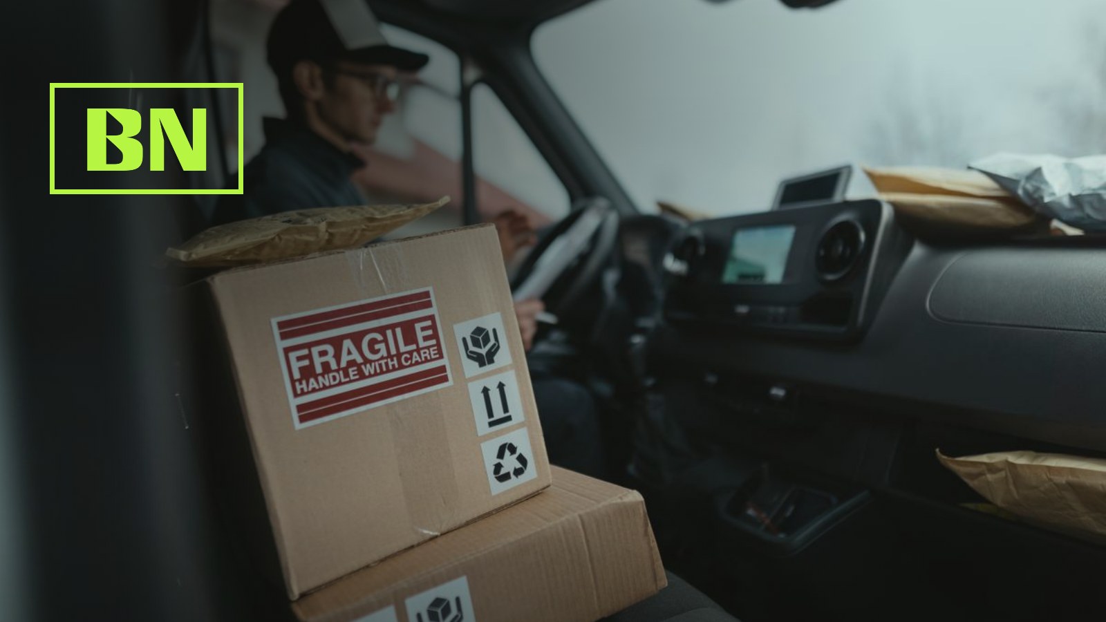 Versandpaket auf dem Beifahrersitz eines Lieferwagens