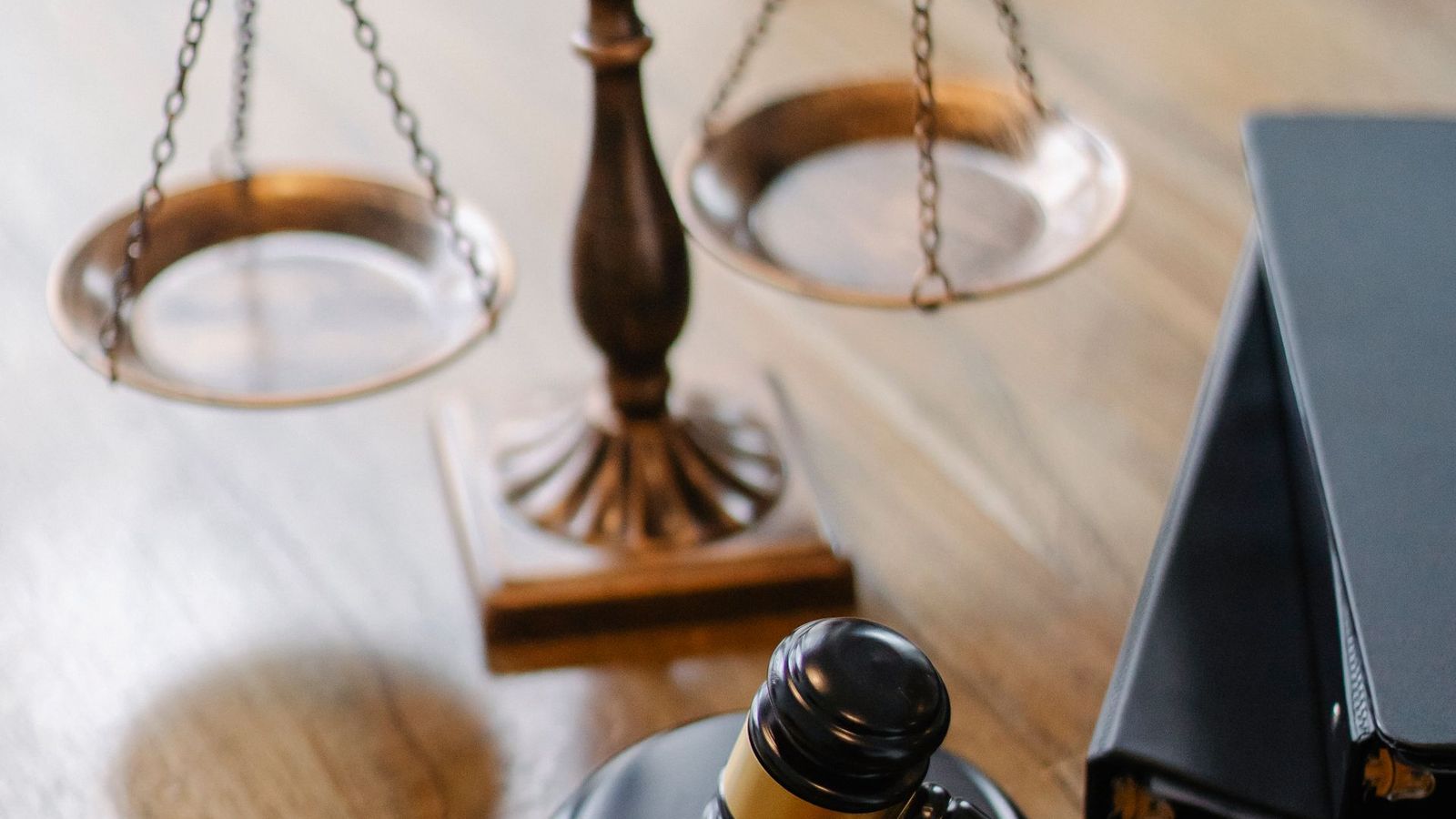 Waage und Richterhammer auf einem Tisch